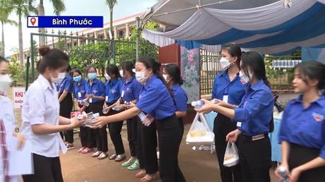 Thí sinh đến điểm thi bằng xe cứu thương