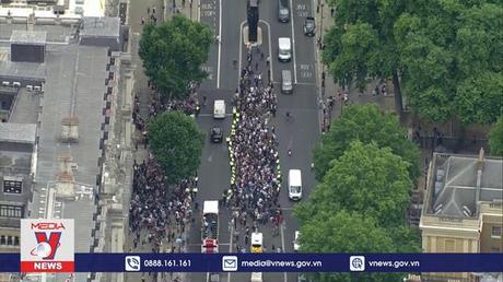 Thủ tướng Anh từ chức lãnh đạo đảng Bảo thủ