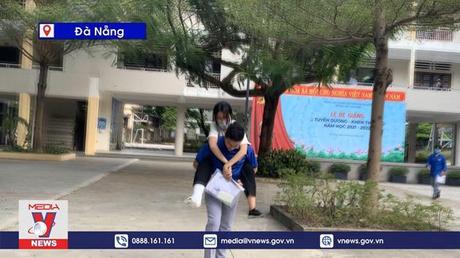 Ấm lòng hình ảnh tình nguyện viên