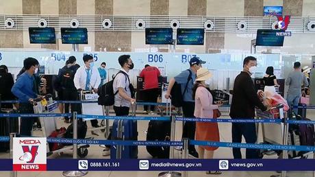 Hàng trăm hành khách bị vướng giấy tờ khi làm thủ tục bay 