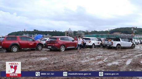 Lập kỷ lục xếp ô tô hình bản đồ Tổ quốc