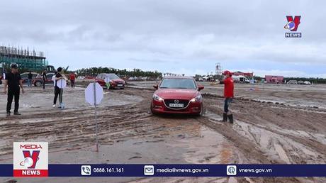 Lập kỷ lục xếp ô tô hình bản đồ Tổ quốc
