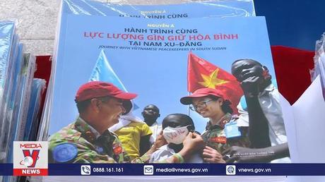 Ra mắt sách ảnh về người lính mũ nồi xanh Việt Nam 