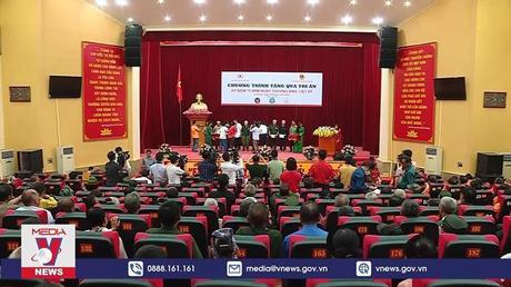 Tặng quà tri ân nhân kỷ niệm 75 năm Ngày Thương binh Liệt sỹ