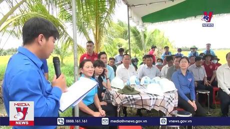 Thăm, tặng quà trong chiến dịch tình nguyện hè tại Vĩnh Long