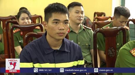 Trao tặng Huy hiệu Tuổi trẻ dũng cảm cho chiến sỹ vượt lũ bảo vệ 105 em học sinh