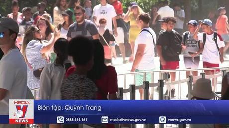 Người Paris thích thú tận hưởng cái nóng kỷ lục