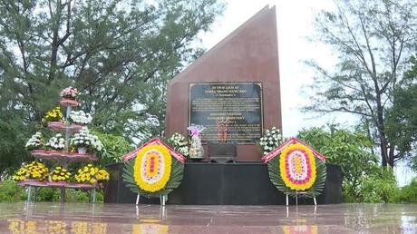 Dâng hương tưởng niệm các Anh hùng liệt sĩ