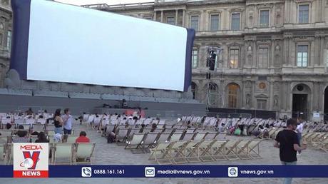 Liên hoan phim ngoài trời ở bảo tàng Louvre