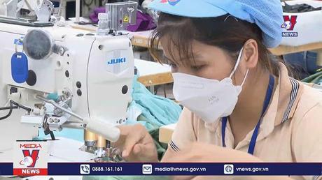 Tăng lương trong thời bão giá