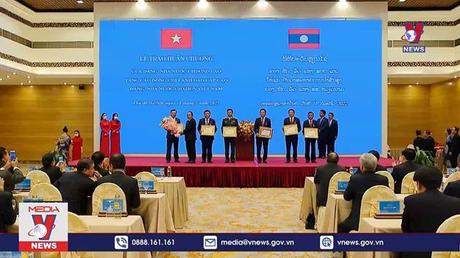 Lãnh đạo cấp cao Việt Nam nhận Huân chương của Nhà nước Lào