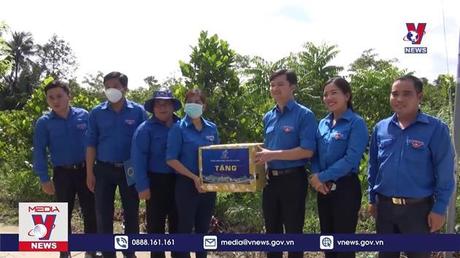 Thăm, tặng quà mẹ Việt Nam anh hùng tại Sóc Trăng