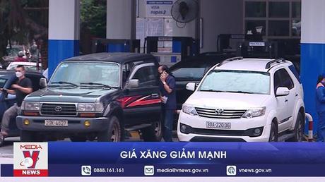Giá xăng giảm mạnh