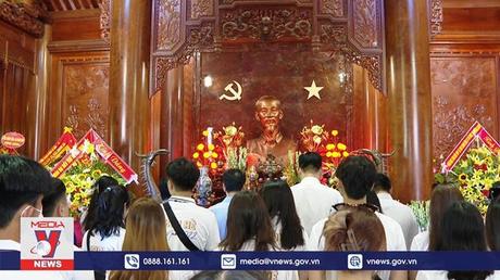 Thanh niên kiều bào về với quê hương Chủ tịch Hồ Chí Minh