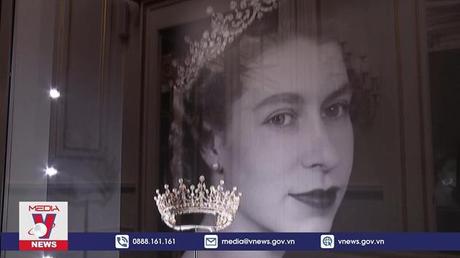 Trưng bày các bức chân dung Nữ hoàng Anh