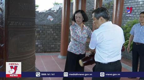 Đồng chí Trương Thị Mai dâng hương viếng các Anh hùng, liệt sĩ tại Quảng Bình