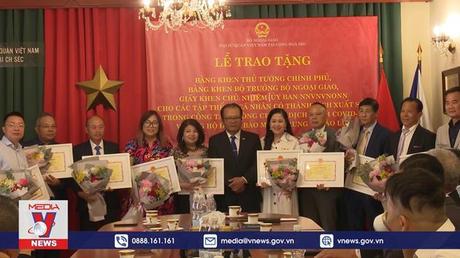 Trao tặng bằng khen cho cá nhân, tập thể kiều bào tại CH Séc