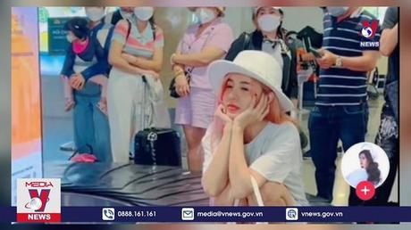 Xem xét cấm bay với nữ hành khách ngồi lên băng chuyền 