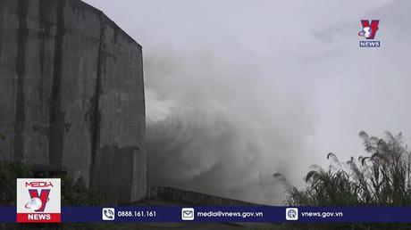 Đóng một cửa xả đáy hồ Hòa Bình