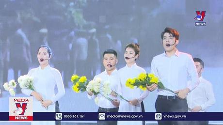 Chương trình nghệ thuật “Màu hoa đỏ” tại Nghĩa trang Liệt sỹ Quốc gia Trường Sơn