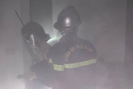 9 người mắc kẹt trong ngôi nhà bốc cháy giữa đêm đã được giải cứu an toàn