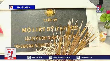 Dâng hương tại Nghĩa trang Liệt sỹ Quốc gia Vị Xuyên