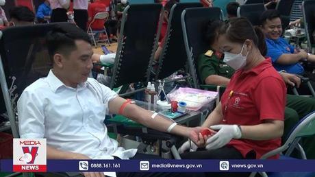 Ngàn trái tim hồng tham gia hiến máu