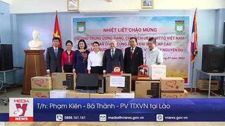Chủ tịch Mặt trận Tổ quốc Việt Nam thăm, tặng quà người Việt tại Lào