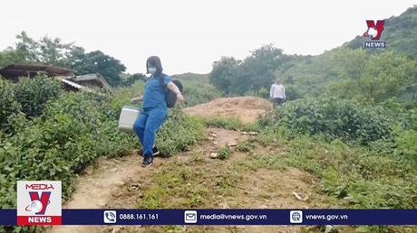 Tổ y tế lưu động đến những bản vùng sâu