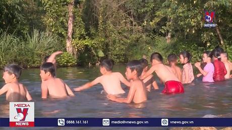 Những lớp học bơi trong lòng suối mát