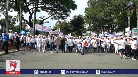 Hơn 5.000 người đi bộ vì nạn nhân chất độc da cam/dioxin