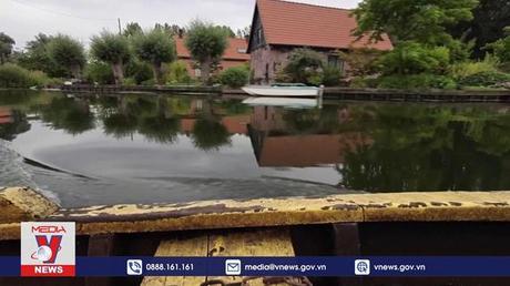 Độc đáo bưu tá đưa thư bằng thuyền ở Pháp