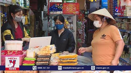 Nhiều nhóm hàng hóa vẫn giữ giá cao mặc dù xăng giảm giá