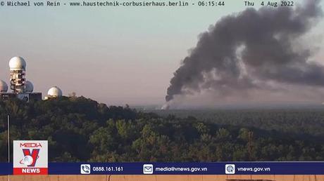 Nổ lớn gây cháy rừng ở Đức