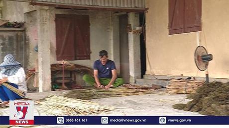 Vươn lên thoát nghèo từ chổi chít