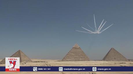Choáng ngợp màn trình diễn máy bay trên Kim tự tháp