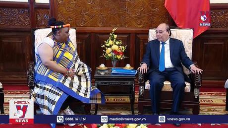 Chủ tịch nước Nguyễn Xuân Phúc tiếp Đại sứ Nam Phi trình quốc thư 