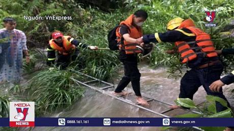 Giải cứu 23 học sinh mắc kẹt bên bờ suối