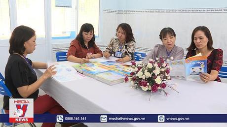 Vất vả lo sách giáo khoa cho năm học mới