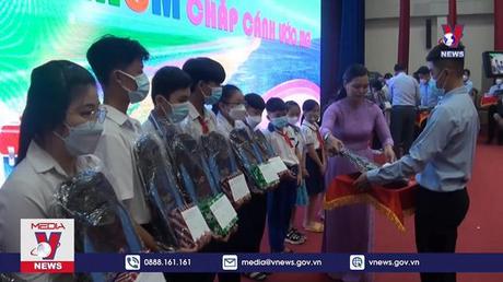 Tiền Giang trao học bổng “MOM chắp cánh ước mơ”