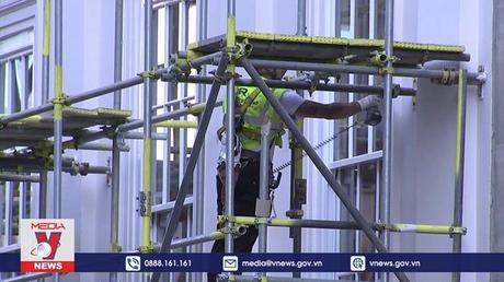 Anh tiến gần nguy cơ suy thoái kinh tế