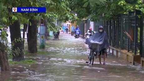 Mưa lớn, nhiều tuyến đường ở Nam Định thành “sông”