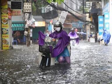 Hà Nội: Mưa lớn gây ngập nhiều tuyến phố, người dân đi lại khó khăn