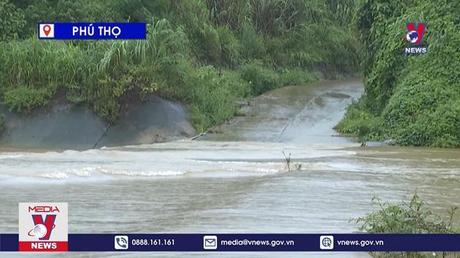 Một người bị nước lũ cuốn trôi khi đi qua đập tràn tại Phú Thọ