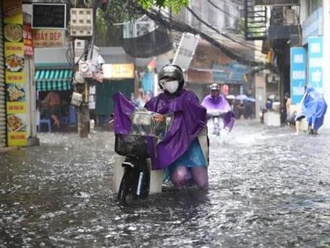 Hà Nội: Mưa lớn gây ngập nhiều tuyến phố, người dân đi lại khó khăn