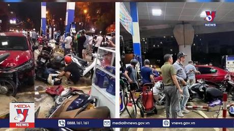 Hà Nội: Ôtô lao vào cây xăng trên đường Láng, 8 người bị thương