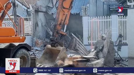 Nỗ lực tiếp cận ba người mắc kẹt trong vụ cháy nhà nghiêm trọng 