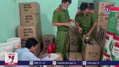 Khởi tố, tạm giam đối tượng buôn bán dầu nhớt giả số lượng lớn