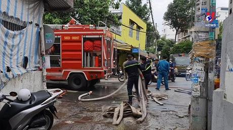 Cứu chục người khỏi đám cháy homestay cao tầng