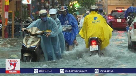 Mưa trắng trời, TP.HCM ngập khắp nơi